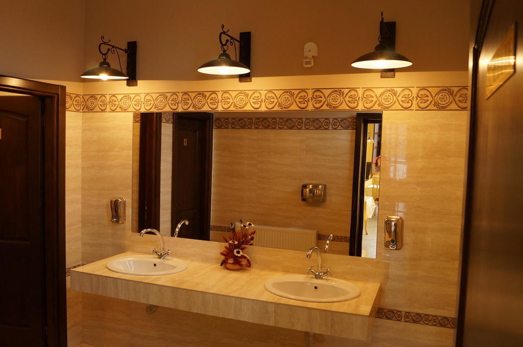 Pensiunea Casa Mircea & Restaurant Ieşelniţa Esterno foto